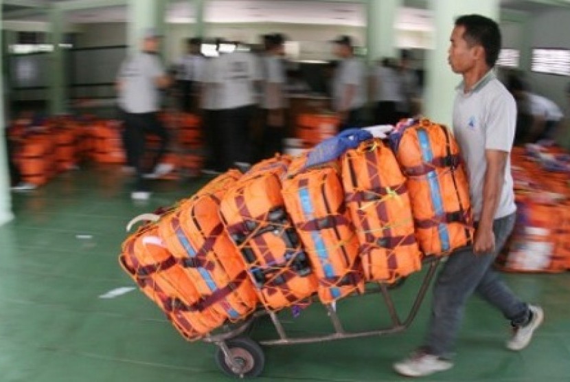 Petugas di tanah air sedang mengatur koper-koper bawaan jamaah haji asal Boyolali. Tahun ini Arab Saudi menerapkan aturan baru lebih ketat terhadap bagasi dan barang bawaan jamaah haji.
