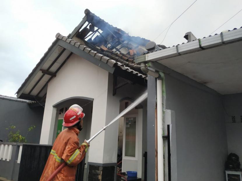 Petugas dibantu warga berupaya memadamkan api di lokasi kebakaran, Perum Cisalak, Kecamatan Cipedes, Kota Tasikmalaya, Ahad (10/10). 