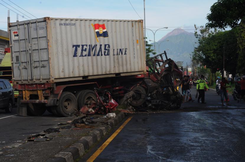 Petugas dibantu warga membersihkan serpihan truk trailer yang mengalami kecelakaan (ilustrasi).