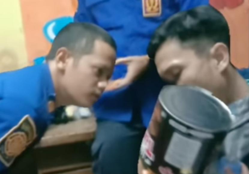 Petugas Dinas Kebakaran dan Penanggulangan Bencana (Diskar PB) Kota Bandung membantu anak yang kepalanya tersangkut kaleng wafer, Senin (21/8/2023). 