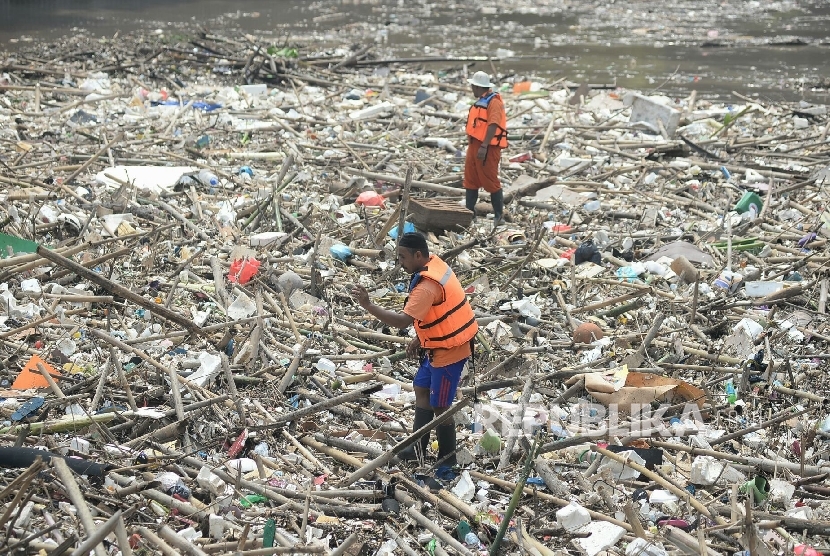 Petugas dinas kebersihan bersiap membersihakan tumpukan sampah di Sungai Ciliwung, Kampung Melayu, Jakarta, Senin (7/11)