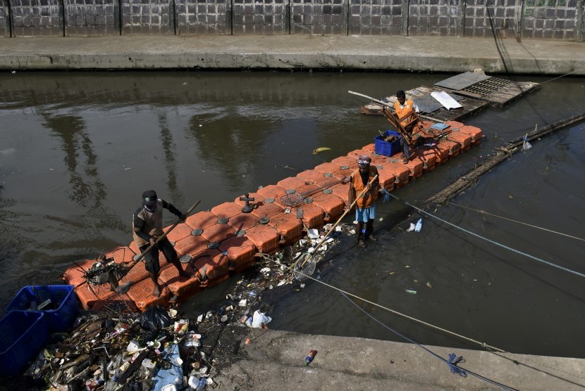 Petugas Dinas Kebersihan DKI Jakarta membersihkan sampah di Sungai Kwitang, Jakarta, Rabu (28/6). 