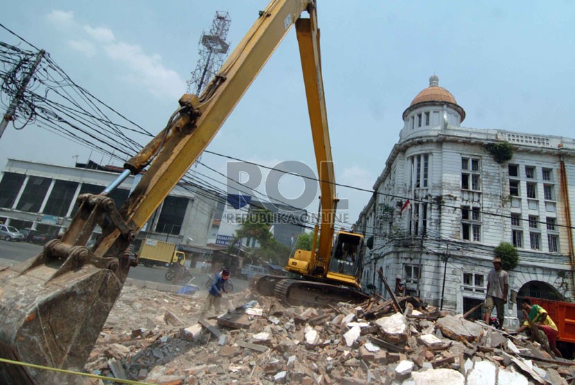 Petugas Dinas Kebersihan membongkar bangunan di Kawasan Kota Tua, Jakarta Barat, Jumat (12/9). (Republika/Raisan Al Farisi)