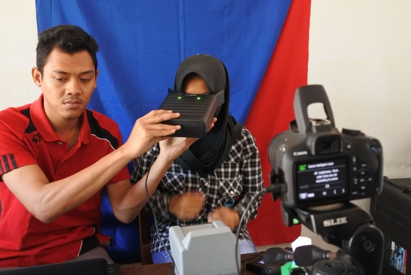 Petugas Dinas Kependudukan dan Catatan Sipil (Dispendukcapil) melakukan perekaman KTP-elektronik di Desa Sumberpakem, Sumberjambe, Jember, Jawa Timur, Sabtu (28/7). 