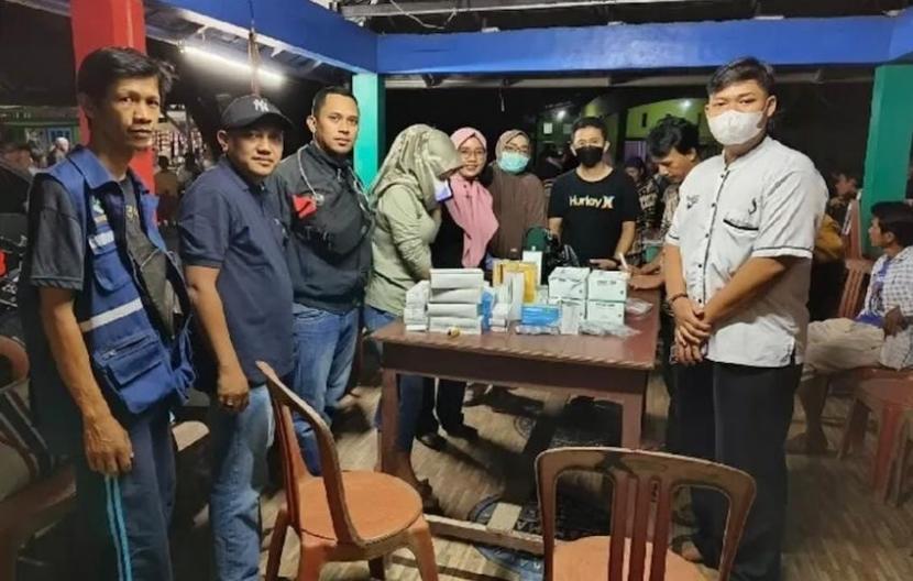 Petugas Dinas Kesehatan (Dinkes) Kabupaten Purwakarta bersiaga melakukan pelayanan terhadap warga yang diduga mengalami keracunan makanan di Desa Sukajadi, Kecamatan Pondoksalam, Kabupaten Purwakarta, Jawa Barat. 