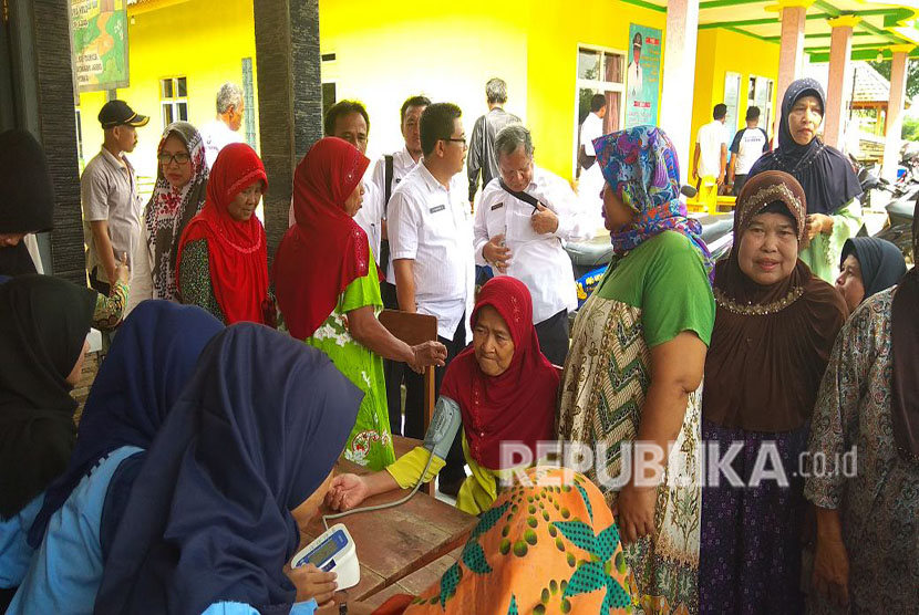 Petugas Dinas Kesehatan (Dinkes) Kabupaten Sukabumi dan puskesmas menggelar skrining diabetes melitus serentak di 58 puskesmas terhadap ribuan warga Sukabumi Rabu (25/4).