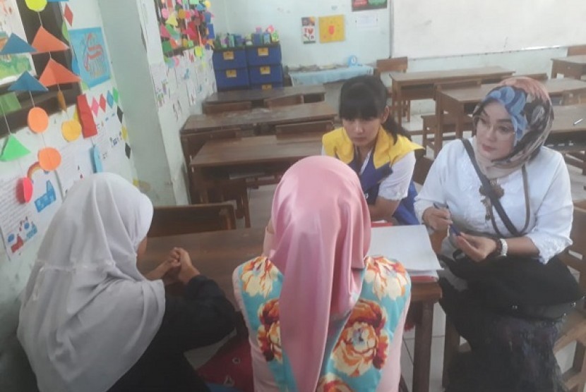 Petugas Dinas Kesehatan Kota Bandung tengah mengecek kondisi kesehatan siswa SDN 252 Bandung, fasilitas sekolah dan kantin, Rabu (11/12). Dinas Kesehatan menyebut terdapat 7 orang siswa yang diduga terkena hepatitis A dan belasan lainnya yang terkena sakit demam dan lainnya. 