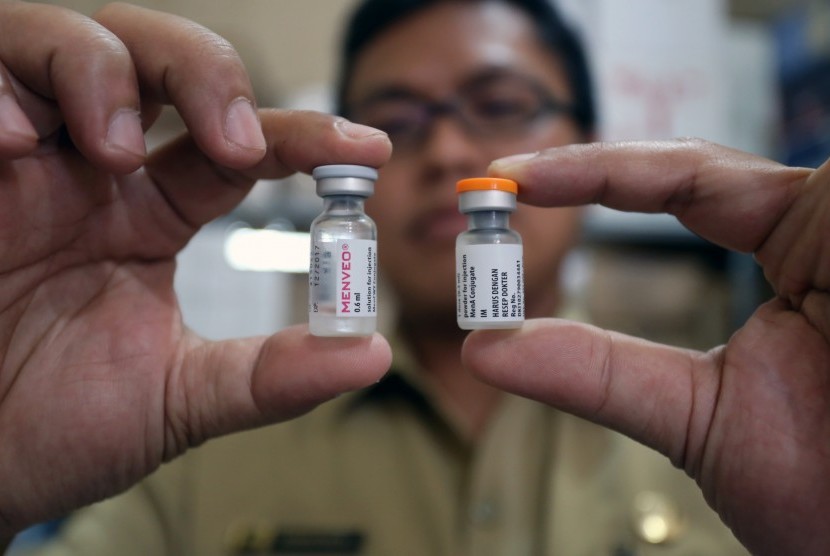 Petugas Dinas Kesehatan Kota Blitar menunjukkan vaksin meningitis untuk calon haji di Kota Blitar, Jawa Timur, Selasa (4/8).