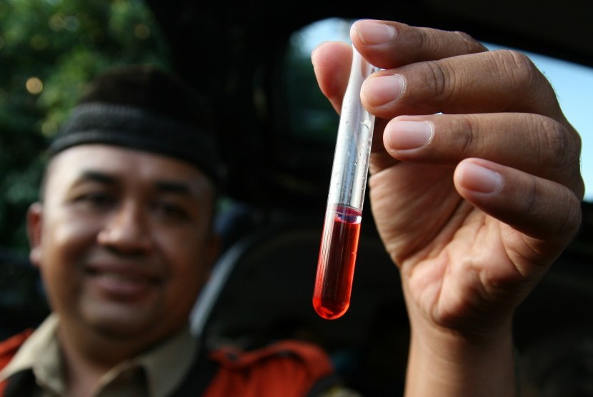 Petugas menunjukkan temuan sampel minuman sirup yang terindikasi mengandung Rhodamin-B. (Ilustrasi)