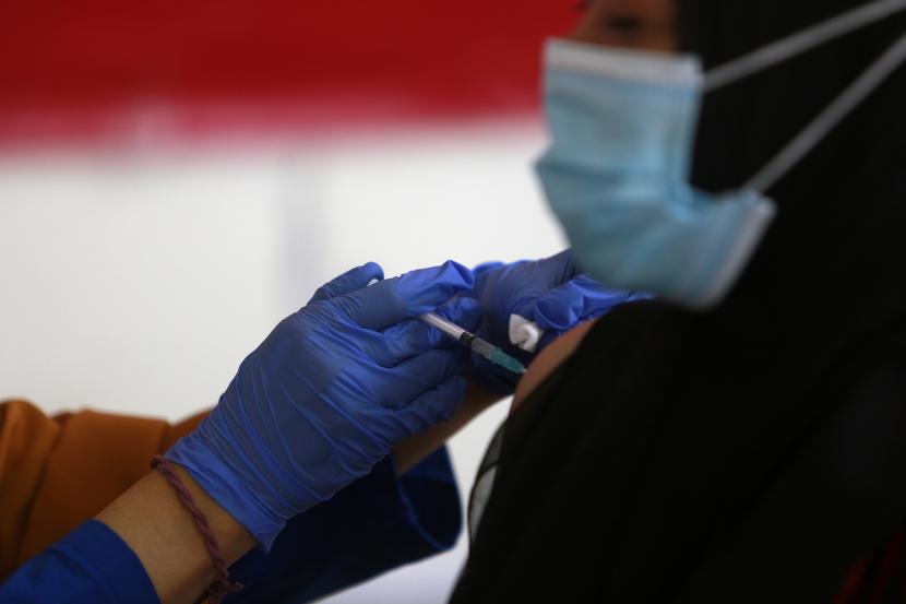Petugas dinas kesehatan menyuntikan vaksin COVID-19 Sinovac ke pelayan publik di Kota Gorontalo, Gorontalo, Sabtu (10/4/2021). Sebanyak 130 orang pelayan publik, pelaku usaha dan masyarakat umum mengikuti vaksinasi untuk mempercepat penanggulangan pandemi COVID-19.