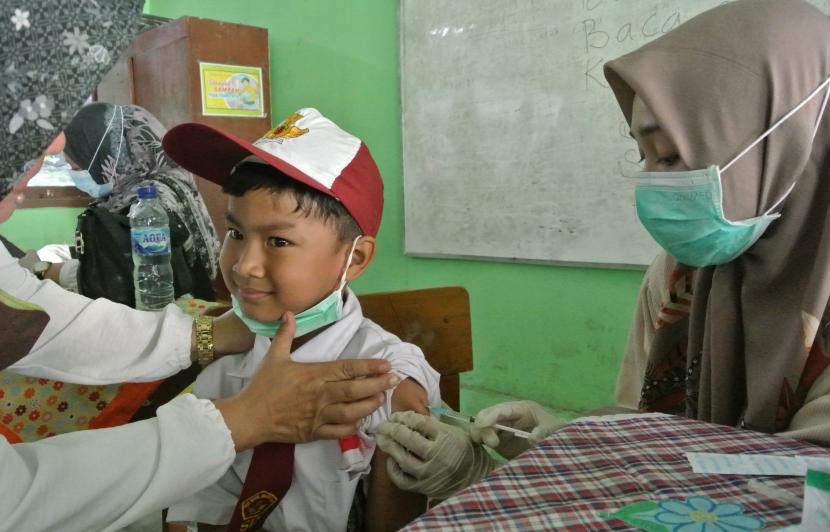 Petugas dinas kesehatan menyuntikkan vaksin Measles Rubella (MR) kepada siswa di SDN Pengasinan VIII, Bekasi, Jawa Barat, Selasa (23/8/2022). Kasus campak kembali merebak di Indonesia.