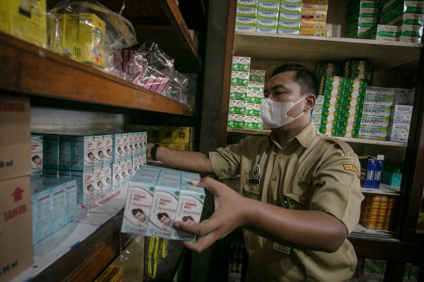 Petugas Dinas Kesehatan Solo melakukan pengecekan obat berbahan cair atau sirop saat kegiatan Sidak Apotek di Solo, Jawa Tengah, Senin (24/10/2022). Kementerian Kesehatan memaparkan ada sebanyak 269 kasus gangguan ginjal akut anak.