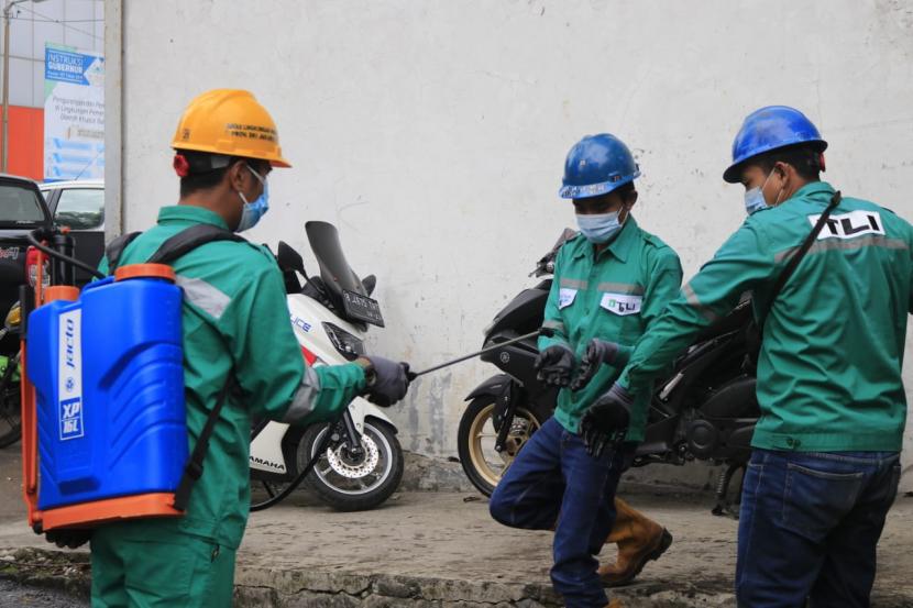 Petugas Dinas Lingkungan Hidup (DLH) mengangkut sampah masker untuk dimusnahkan.