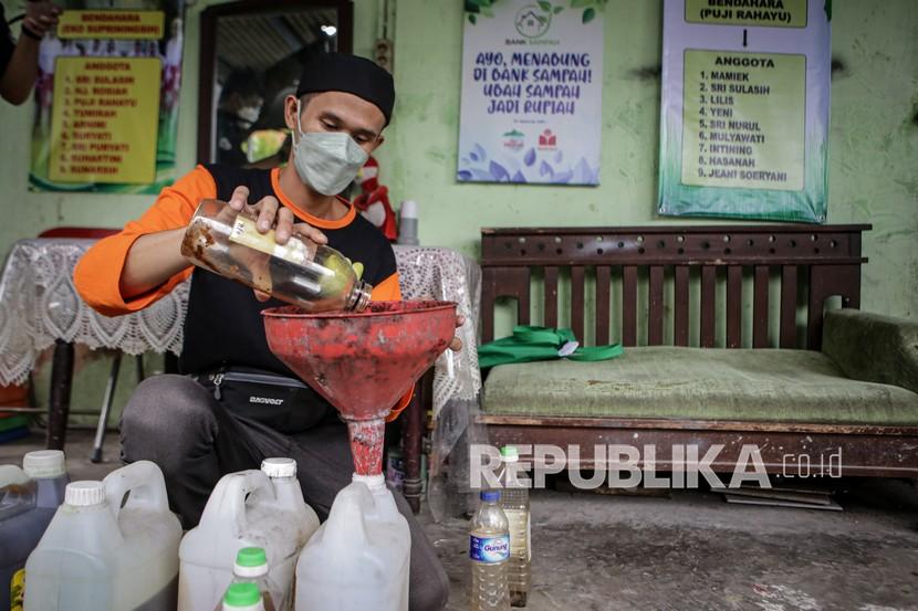 Petugas memasukkan minyak jelantah hasil sedekah warga ke dalam jeriken. Pemkot Samarinda meraih rekor MURI untuk pengumpulang minyak goreng jelantah (ilustrasi)