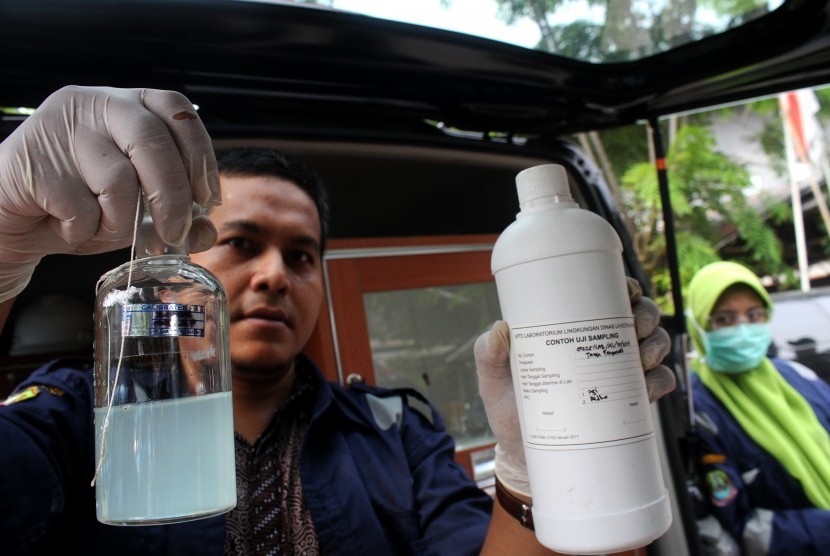 Petugas Dinas Lingkungan Hidup Kota Bekasi menunjukkan contoh air pengolahan limbah usai melakukan inspeksi mendadak di salah satu Perusahaan Industri, di kawasan Narogong, Bekasi, Jawa Barat, Kamis (28/9). 