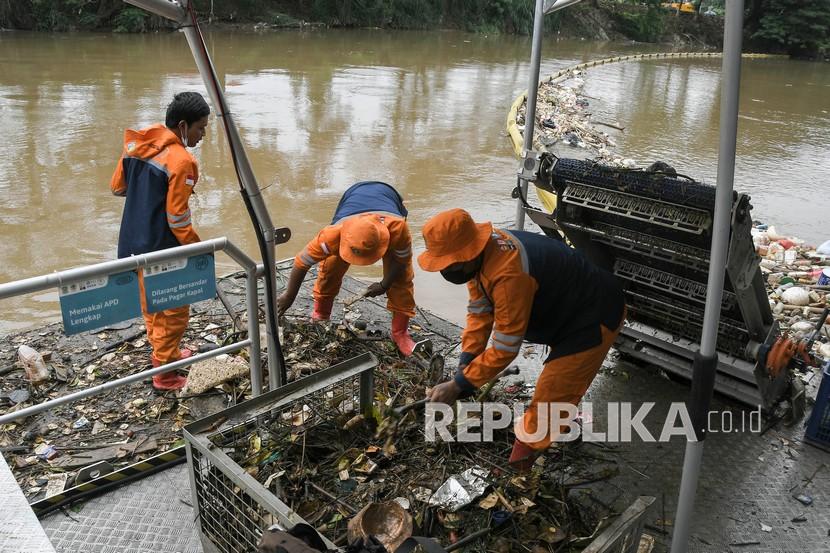 Petugas dinas lingkungan hidup memilah sampah di Kali Bekasi dengan kapal sea cleaning conveyor di Bekasi, Jawa Barat, Kamis (20/1/2022). Pembersihan kali tersebut menggunakan tiga kapal bantuan dari Jerman untuk memilah dan mengangkut sampah dengan kapasitas 100 kilogram per hari.