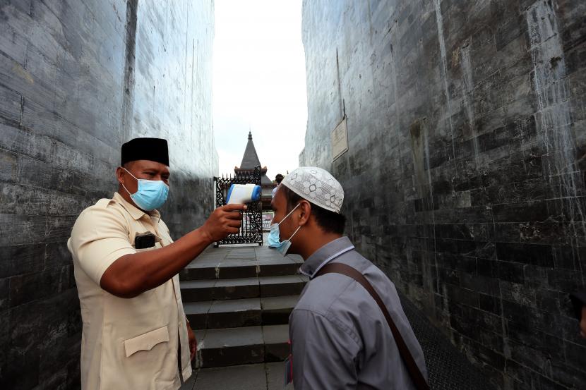 Pemeriksaan suhu peziarah di gerbang masuk Makam Presiden Soekarno di Kota Blitar, Jawa Timur. Ilustrasi