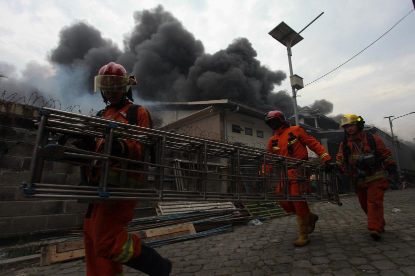 Petugas memadamkan api yang membakar gudang (ilustrasi). Gudang plastik di Tangerang mengalami kebakaran karena tersambar petir.