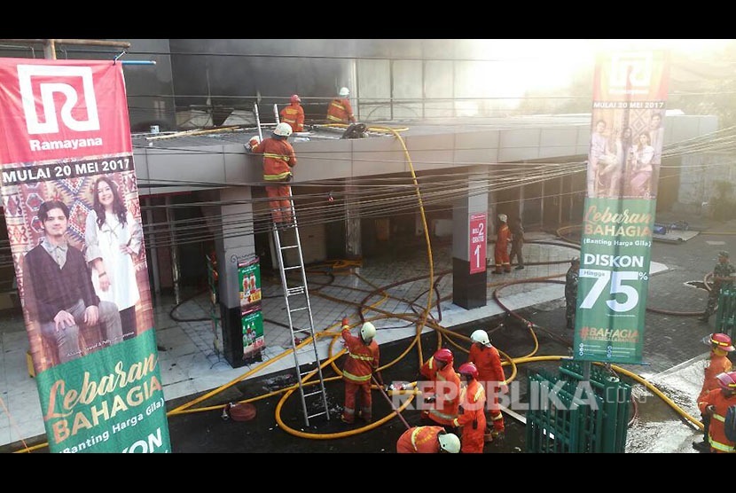   Petugas Dinas Pemadam Kebakaran DKI Jakarta berusaha memadamkan api yang membakar gedung Pusat Perbelanjaan Ramayana, Jalan Raya Ragunan, Pasar Minggu, Jakarta Selatan, Kamis (18/5) pagi. 