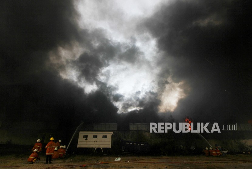 Petugas Dinas Pemadam Kebakaran memadamkan gudang yang terbakar (ilustrasi)