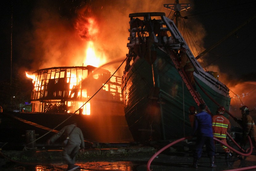 Petugasmemadamkan kapal kargo yang terbakar di Pelabuhan Kalimas, Kota Surabaya, Jawa Timur (ilustrasi).