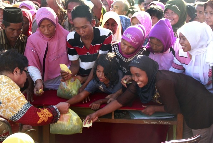 Petugas Dinas Perdagangan Provinsi Banten (kiri) melayani warga saat berlangsungnya operasi pasar bahan kebutuhan pokok di Cipocok, Kota Serang, Banten, Jumat (28/6)