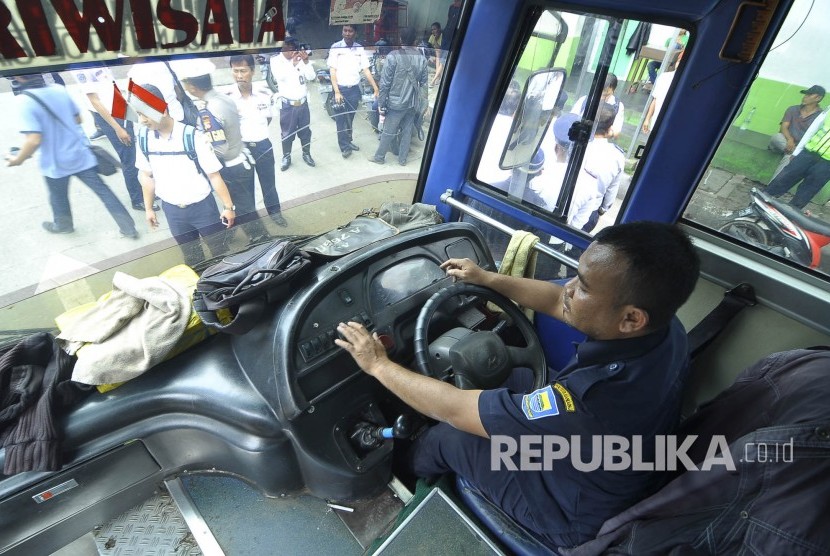 Petugas Dinas Perhubungan (DISHUB) Jabar memeriksa kendaraan bus saat gelar uji kelayakan bus di Terminal Leuwi Panjang, Kota Bandung, Rabu (3/5). Dishub berharap dengan melakukan uji kelayakan tersebut dapat mengurangi potensi kecelakaan karena kendaraan dengan kondisi kurang baik yang masih dipaksakan untuk beroperasi.