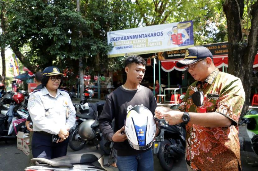 Petugas Dinas Perhubungan (Dishub) Kota Surabaya melakukan sosialisasi 