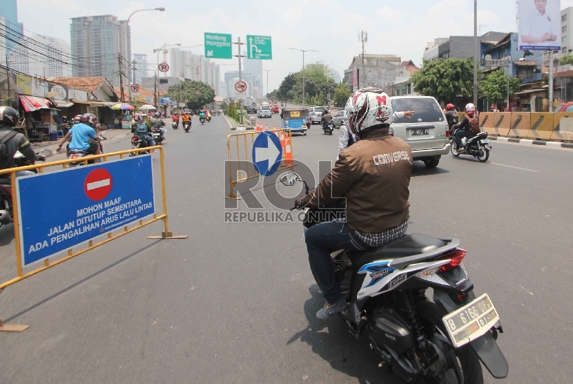  Petugas Dinas Perhubungan (Dishub) melakukan pengaturan arus lalu lintas saat Uji Coba pemberlakukan pengalihan arus lalu lintas di Kawasan Flyover Karet, Tanah Abang, Jakarta, Rabu (30/9). 