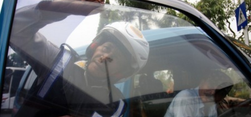 Petugas Dinas Perhubungan DKI Jakarta merazia angkutan kota yang menggunakan pelapis kaca gelap (kaca film).