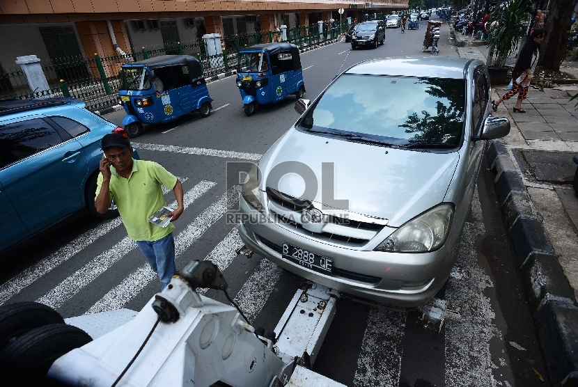  Petugas Dinas Perhubungan DKI Jakarta merazia pengemudi yang parkir sembarangan di depan Stasiun Cikini, Jakarta Pusat. (Dok)