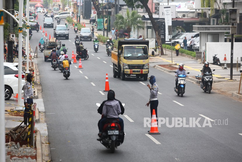 Petugas Dinas Perhubungan Jakarta Selatan mengatur lalu lintas di Jalan Kemang Raya, Jakarta, Selasa (29/10/2019). 