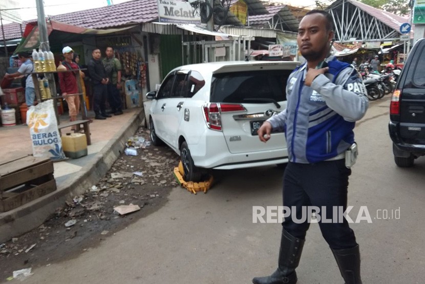 Petugas Dinas Perhubungan Kota Palembang, Kamis (12/7) mulai melakukan penertiban terhadap kendaraan yang parkir di tempat terlarang, diantaranya di Jalan Jendral Sudirman. Penertiban dilakukan dengan memasang kunci pada ban dan diderek untuk dikandangkan.