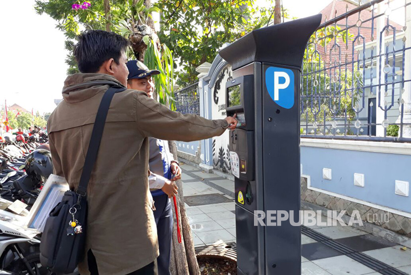 Alat parkir meter di Jalan Sedap Malam, Surabaya, Jawa Timur. (Ilustrasi)