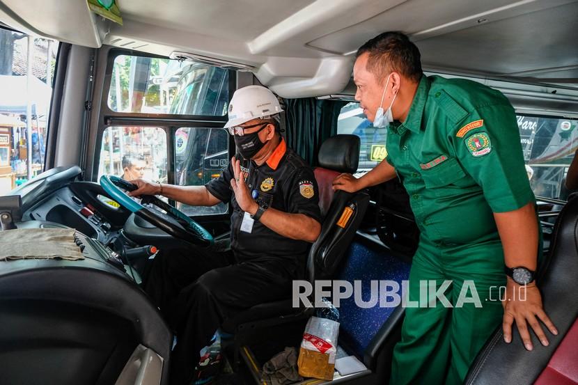 Petugas Dinas Perhubungan Kota Tangerang memeriksa kondisi bus saat pemeriksaan kelayakan kendaraan (ramp check) di Terminal Poris Plawad, Kota Tangerang, Banten. Polresta mencatat sebanyak 259 kasus kecelakaan terjadi di Kota Tangerang.