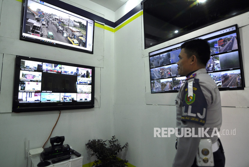 Petugas Dinas Perhubungan melakukan pengecekan volume kendaraan melalui CCTV di Posko Induk, Jalan Nagreg, Kabupaten Bandung, Selasa (20/6).