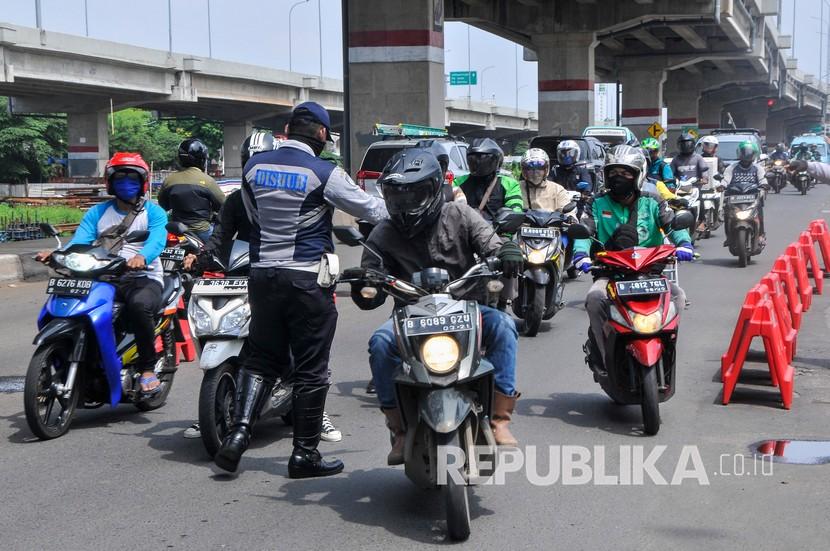 Petugas Dinas Perhubungan melakukan penyekatan pemudik yang menggunakan motor di Kalimalang, Bekasi, Jawa Barat, Senin (27/4/2020). Pemeriksaan diperbatasan Bekasi dan Jakarta untuk menindaklanjuti kebijakan larangan mudik selama pandemi virus COVID-19.