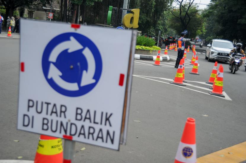 Petugas Dinas Perhubungan mengatur lalu lintas di Simpang Jalan Ciliwung, Bandung, Jawa Barat, Kamis (30/12/2021). Pemerintah Kota Bandung melakukan rekayasa lalu lintas di tiga simpang di Kota Bandung guna menertibkan lalu lintas serta mengurai kemacetan jelang Tahun Baru 2022.