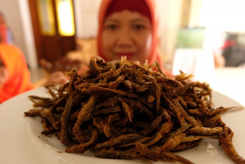 Hidangan ikan uceng (Nemacheilus fasciatus). Pegawai KKP seluruh Indonesia patungan mengampanyekan gemar makan ikan dengan membagikan 15 ribu bungkus nasi ikan setiap hari selama Ramadhan.