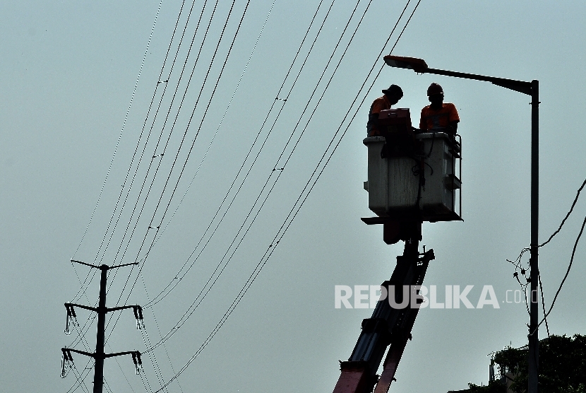 Petugas Dinas Perindustrian dan Energi mengganti lampu penerangan jalan umum (PJU) di kawasan Jalan Kali Sekretaris, Jakarta Barat, Senin (21/8).
