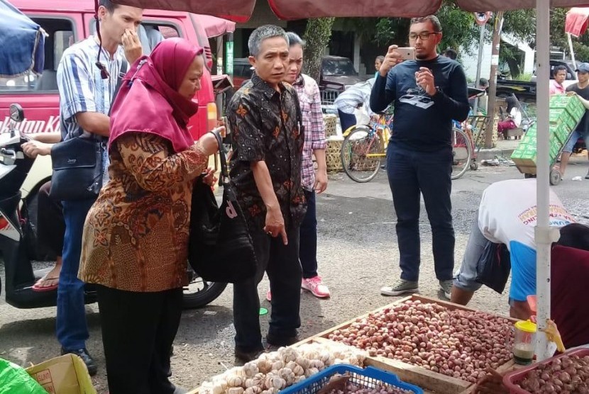 Petugas Dinas Pertanian Musi Banyuasin memantau komoditas cabai di pasar setempat