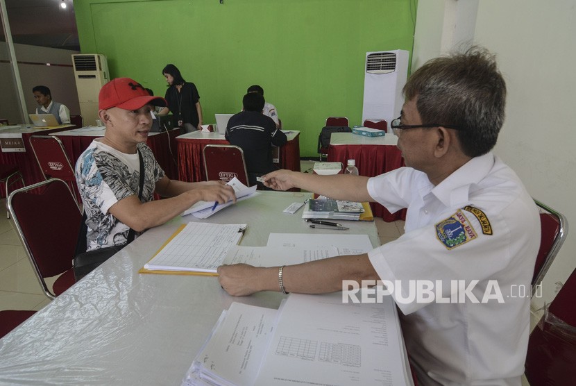 Petugas Dinas Perumahan Rakyat memberikan informasi kepada calon pembeli Rusunami Klapa Village, di Pondok Kelapa, Jakarta Timur, Rabu (7/8/2019). 