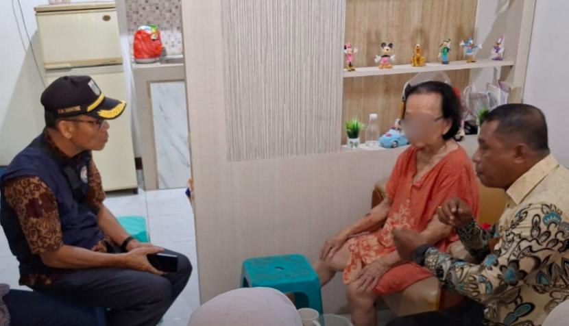 Petugas Dinas Sosial Jakarta melakukan visitasi kepada ibu pengemis yang memiliki rumah di Jakarta Utara beberapa waktu lalu.