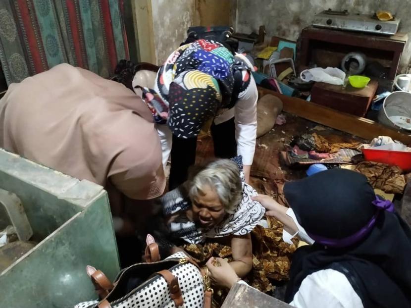 Petugas Dinas Sosial Kota Tasikmalaya mengevakuasi seorang lansia yang tak berdaya dan tinggal seorang diri di Kelurahan Indihiang, Kecamatan Indihiang, Kota Tasikmalaya, Jumat (7/8).
