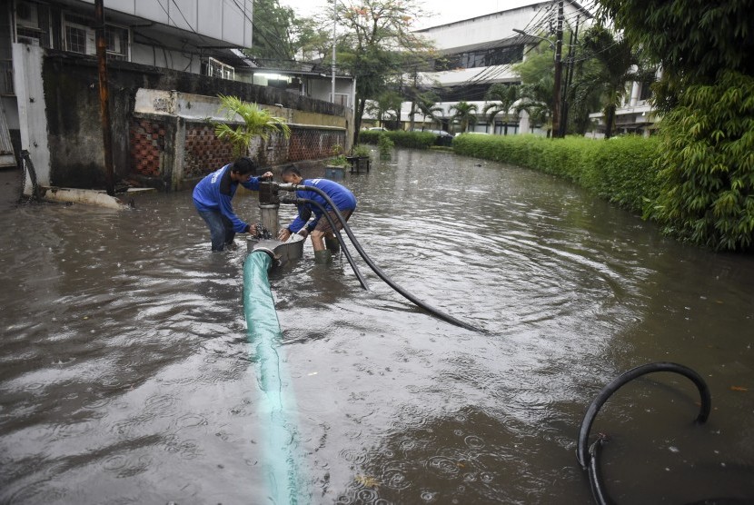 Banjir di Kemang Mulai Surut. Petugas Dinas Tata Air mengoperasikan mesin penyedot air saat banjir melanda di kawasan Kemang, Jakarta. 