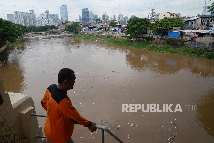 Petugas Dinas Tata Air Provinsi DKI Jakarta memeriksa pintu Air Karet, Jakarta