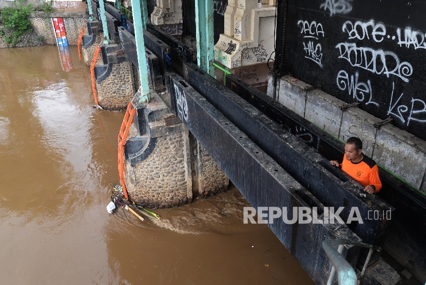 Petugas Dinas Tata Air Provinsi DKI Jakarta memeriksa pintu Air Karet, Jakarta, Rabu (3/2).  (Republika/Yasin Habibi)