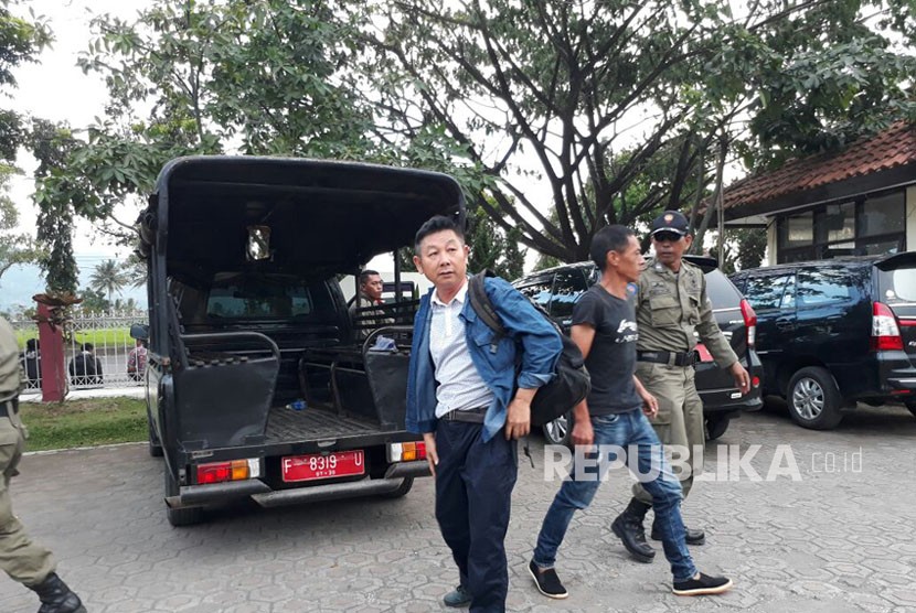 Petugas Dinas Tenaga Kerja dan Transmigrasi (Disnakertrans) Kabupaten Sukabumi membawa enam warga negara asing asal Cina ke Kantor Imigrasi Sukabumi Senin (23/10) sore.