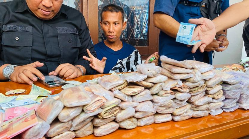 Petugas Dinsos Kota Bogor menjaring pengemis tanpa identitas yang membawa uang Rp 50 juta.
