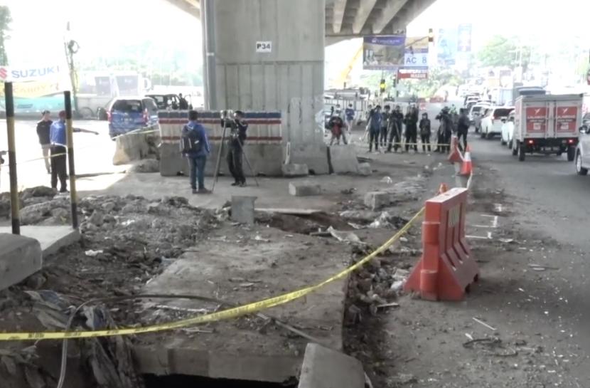 Garis polisi dipasang di lokasi kecelakaan maut di Jalan Transyogi Cibubur pada 18 Juli 2022.